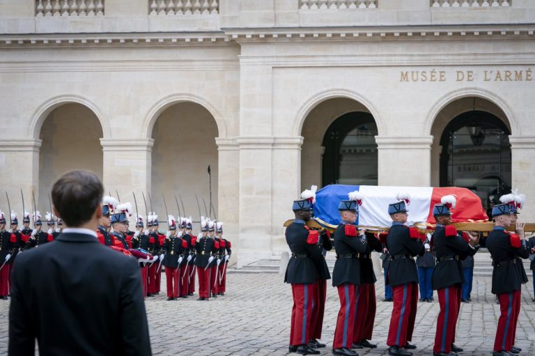 Emmanuel Macron Rend Hommage Au G N Ral Georgelin Et Promet Une Notre