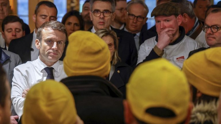 Des agriculteurs français en colère accueillent le président Emmanuel