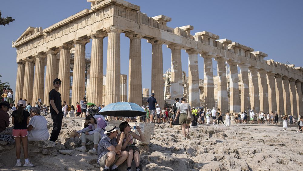 La chaleur oblige l'Acropole à fermer temporairement alors que certains touristes subissent des évanouissements