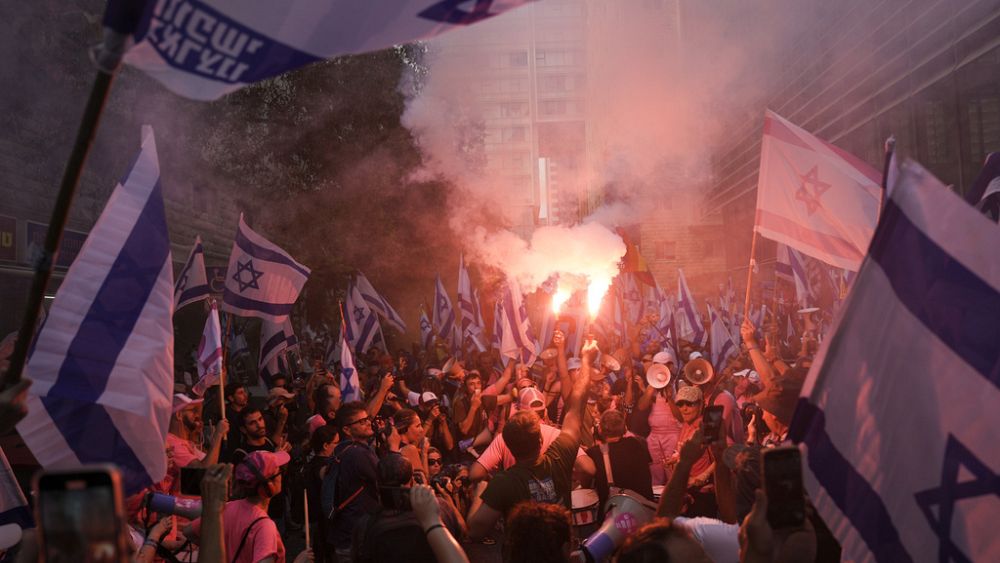 Des manifestants israéliens bloquent des autoroutes et des gares alors que Netanyahu poursuit sa réforme judiciaire