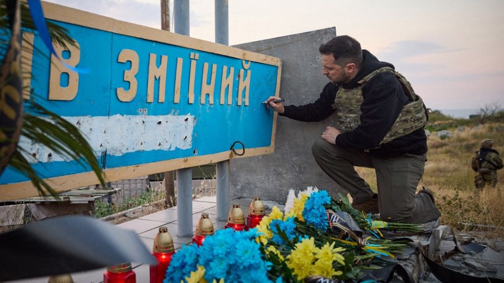 Le président Zelensky visite une île symbole de la défiance ukrainienne