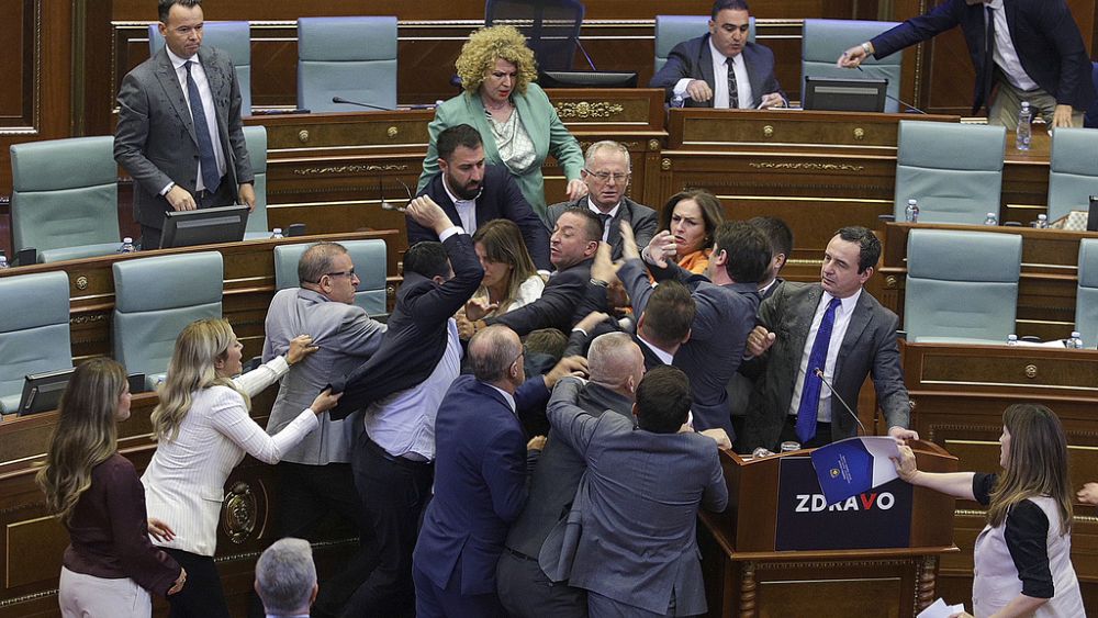 Les députés kosovars se bagarrent au parlement après qu'un législateur a renversé de l'eau sur le Premier ministre