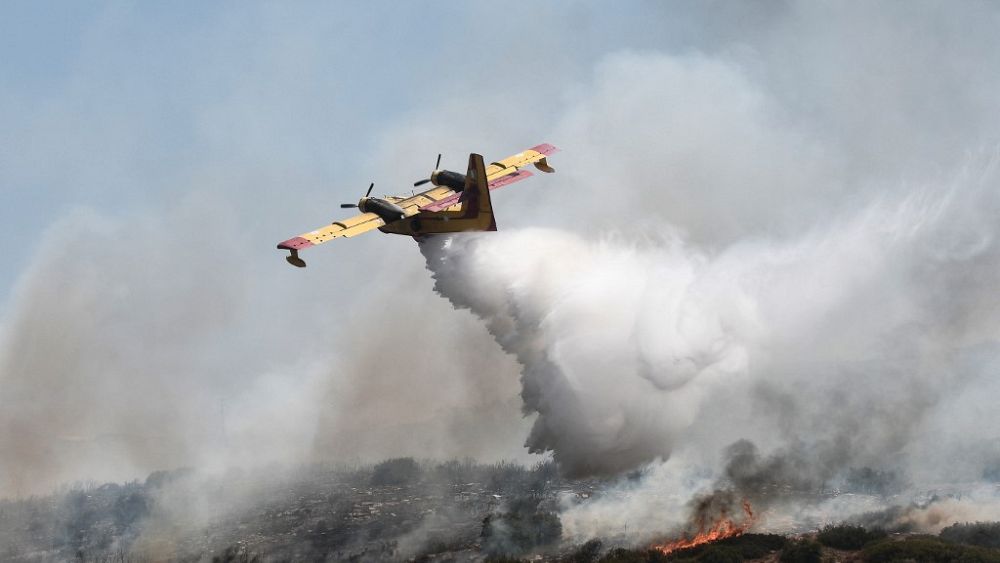 Les incendies de forêt en Grèce commencent à s'éteindre, les pompiers restent prudents