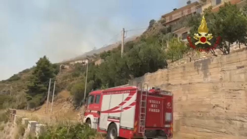 Une adolescente meurt alors que de violentes tempêtes frappent le nord de l'Italie et que des incendies de forêt balayent la Sicile