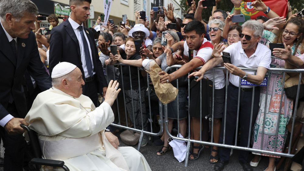 Le pape François dénonce le "scandale" de la maltraitance des enfants par des clercs au Portugal alors qu'il arrive pour la Journée mondiale de la jeunesse