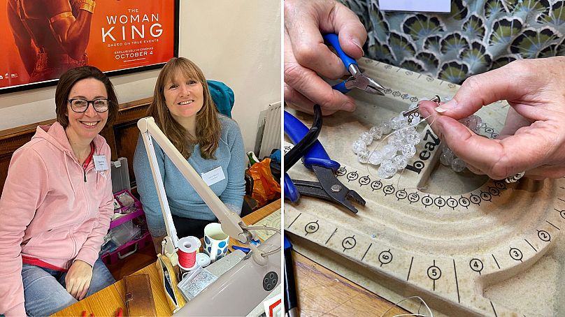 Stations de textiles et de bijoux au Tunbridge Wells Repair Cafe.