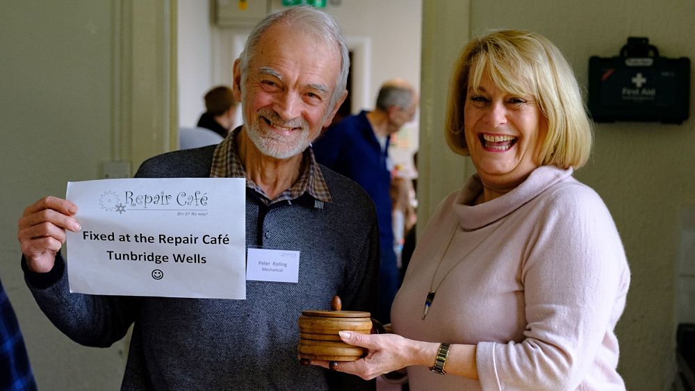 Ce café de réparation fait du monde un « endroit plus heureux » en réparant des objets et en rassemblant les gens