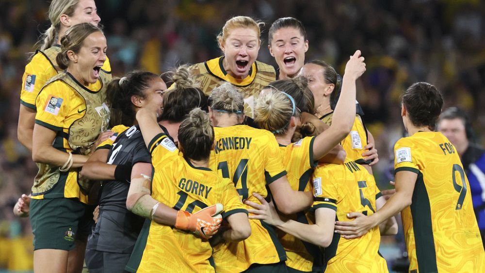 L'Australie devance la France aux tirs au but pour atteindre les demi-finales de la Coupe du monde féminine, affrontera l'Angleterre