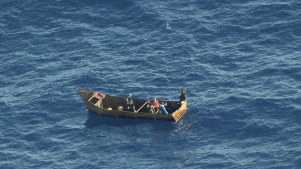 Des migrants de dizaines de bateaux atteignent de minuscules îles italiennes
