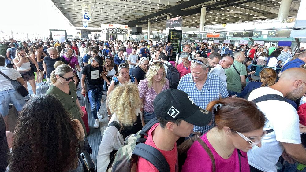 L'éruption de l'Etna force la fermeture des aéroports de Sicile alors que des dizaines de vols sont annulés