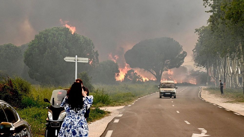 Les vacanciers ont été avertis de rester «extrêmement vigilants» alors que les incendies de forêt en France obligent des milliers de personnes à évacuer