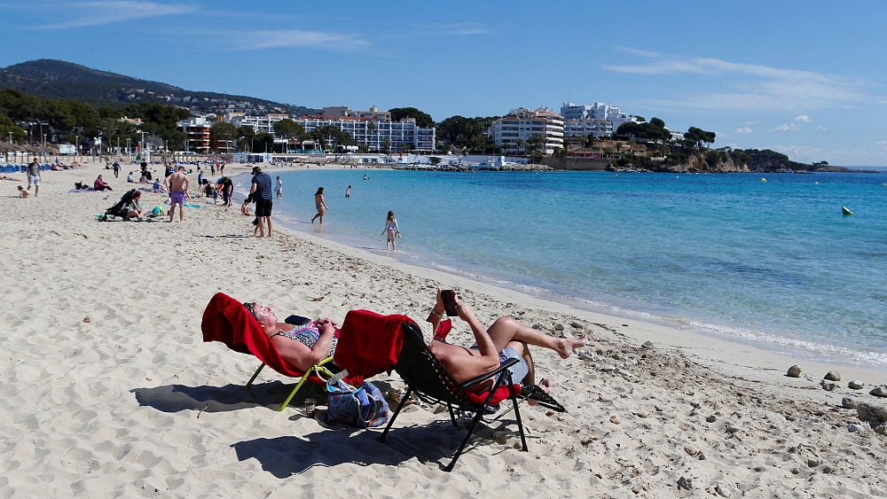 De faux panneaux sur les plages espagnoles avertissent les touristes anglophones de rester à l'écart