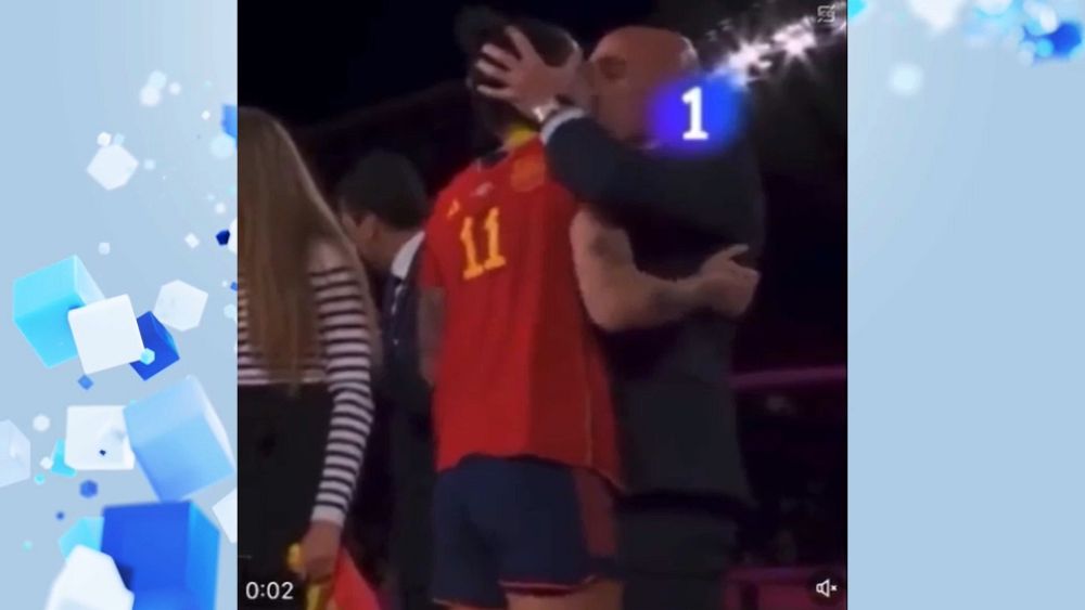 Réaction de colère après que le leader du football espagnol ait embrassé une star de la Coupe du monde féminine sur la bouche