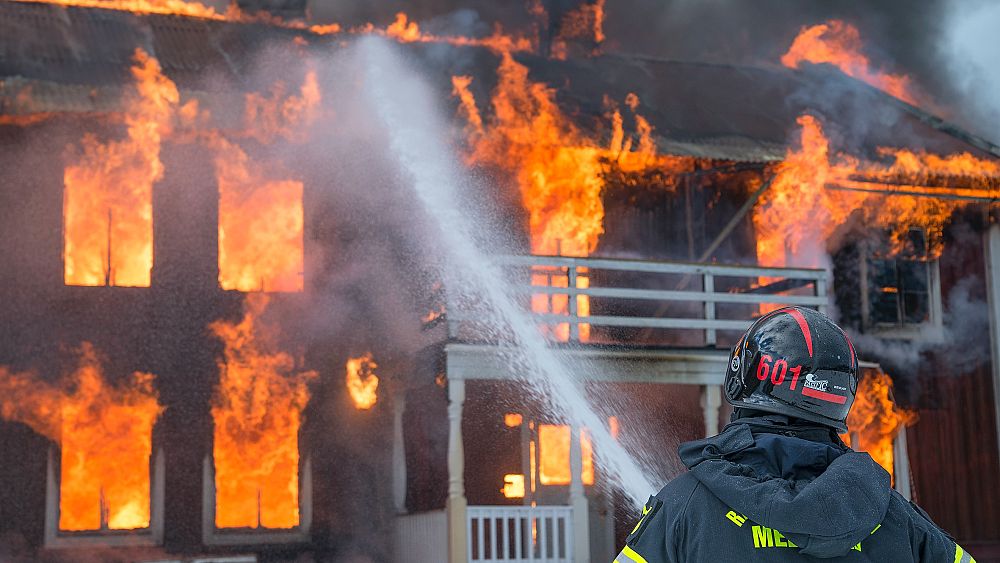 Toits métalliques et pelouses tondues : comment protéger votre maison des incendies de forêt