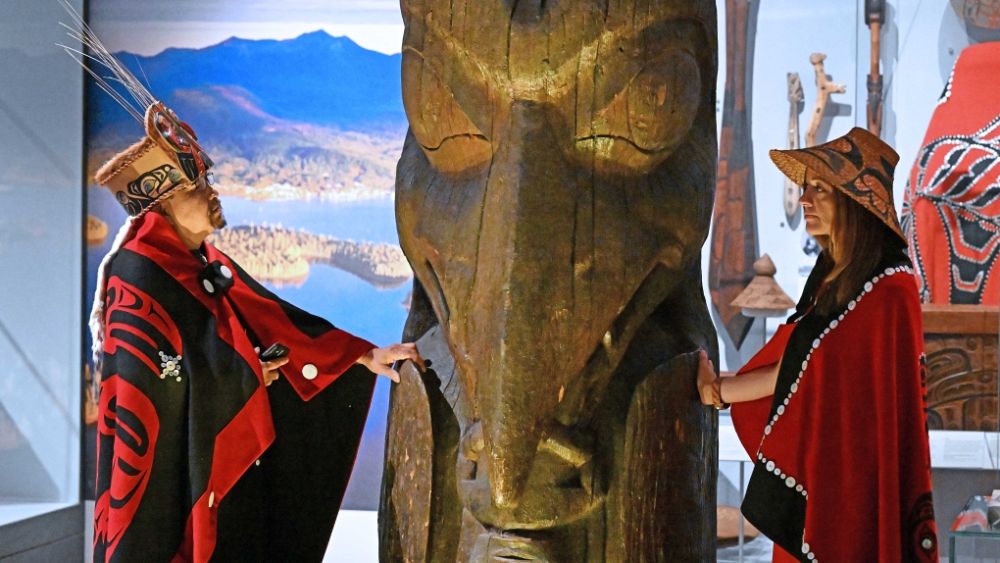 Rangée d'artefacts : un totem « volé » devrait revenir de l'Écosse au Canada