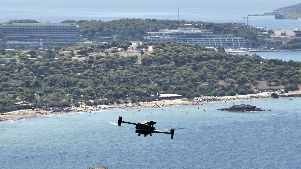 Pour arrêter les incendies de forêt, les communautés des banlieues d'Athènes financent leurs propres drones d'alerte précoce
