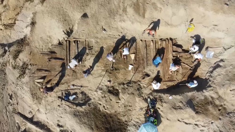 Des archéologues de Serbie examinent un bateau fluvial découvert dans l'ancienne ville romaine de Viminacium