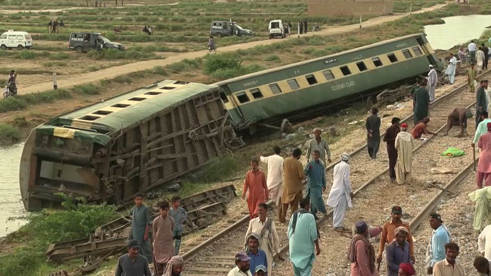 Des bénévoles aident au nettoyage après un accident de train mortel au Pakistan