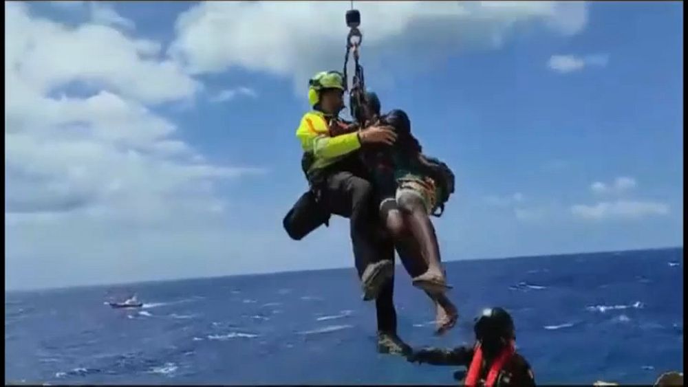 Des migrants secourus après s'être accrochés à des rochers près de Lampedusa pendant des jours