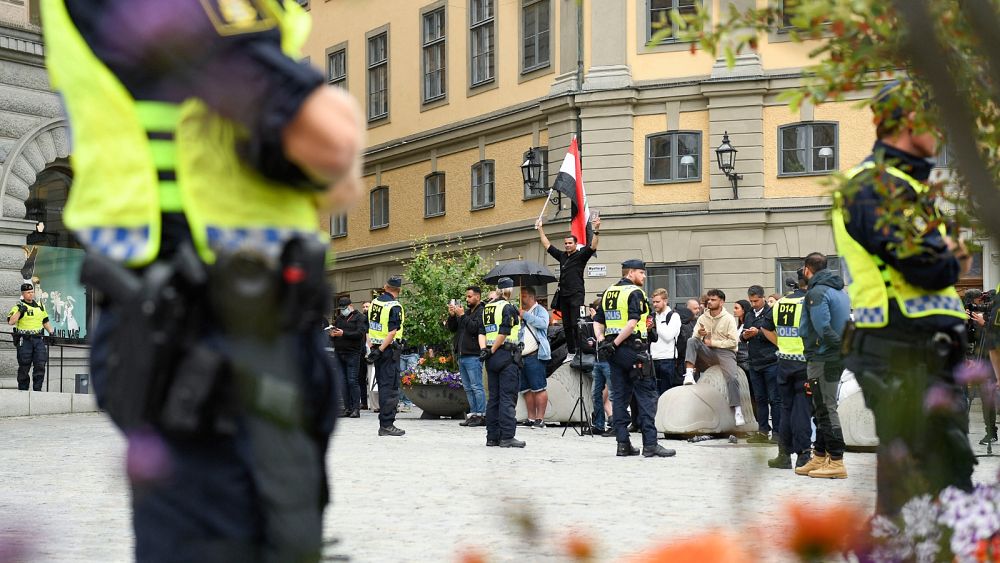 Des réfugiés irakiens mettent le feu au Coran devant le Parlement suédois à Stockholm