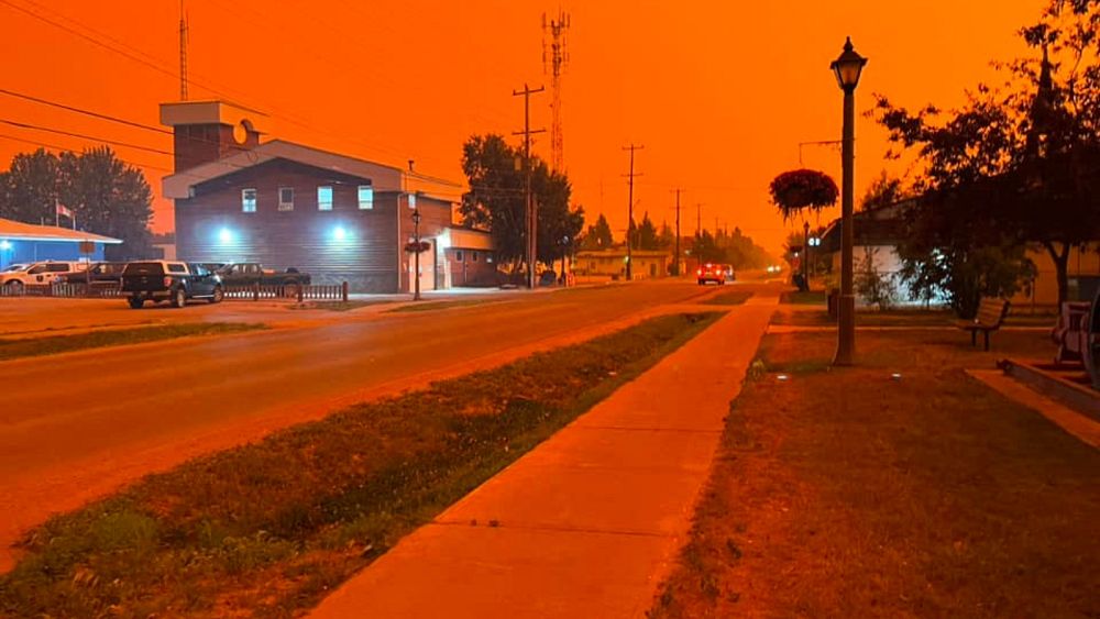 Feux de forêt au Canada : pourquoi les hélicoptères de lutte contre les incendies lancent-ils des flammes sur les forêts en feu ?