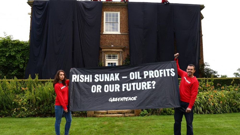 Greenpeace recouvre la maison du Premier ministre britannique de tissu noir