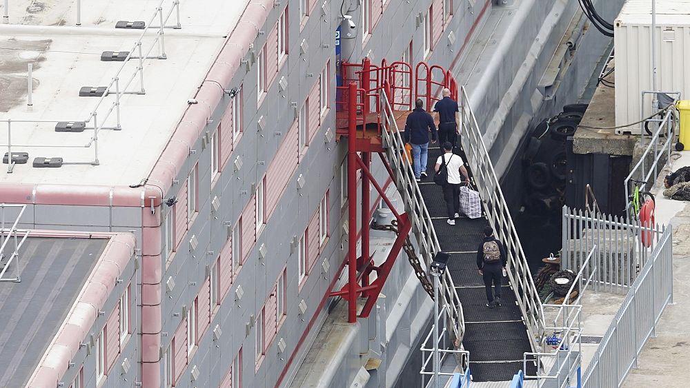 Le premier groupe de migrants a déménagé sur une barge de logement controversée au Royaume-Uni