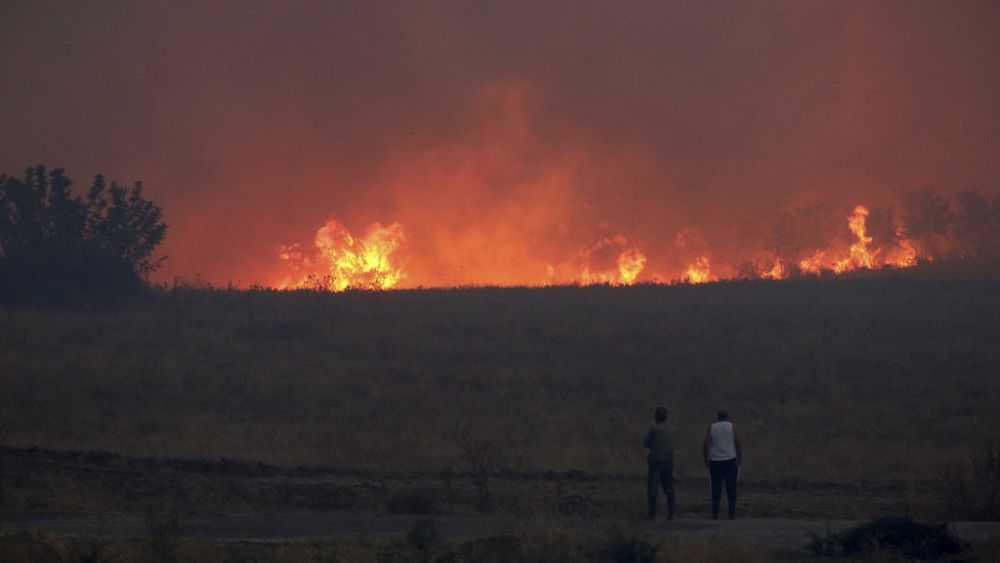 Les incendies de forêt font rage dans le sud de l'Europe alors que la flambée des températures persiste