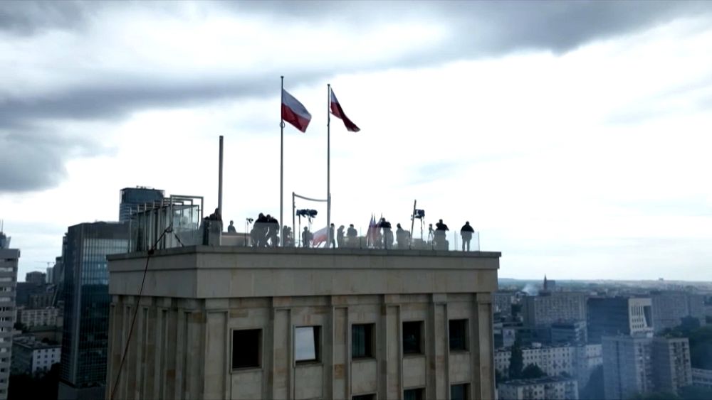 Les sirènes hurlent dans toute la Pologne pour marquer l'Insurrection de Varsovie