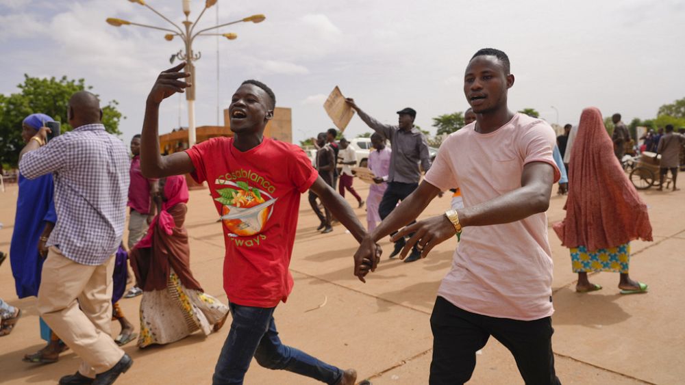 L'espace aérien du Niger fermé alors que les partisans du coup d'État défient une échéance critique