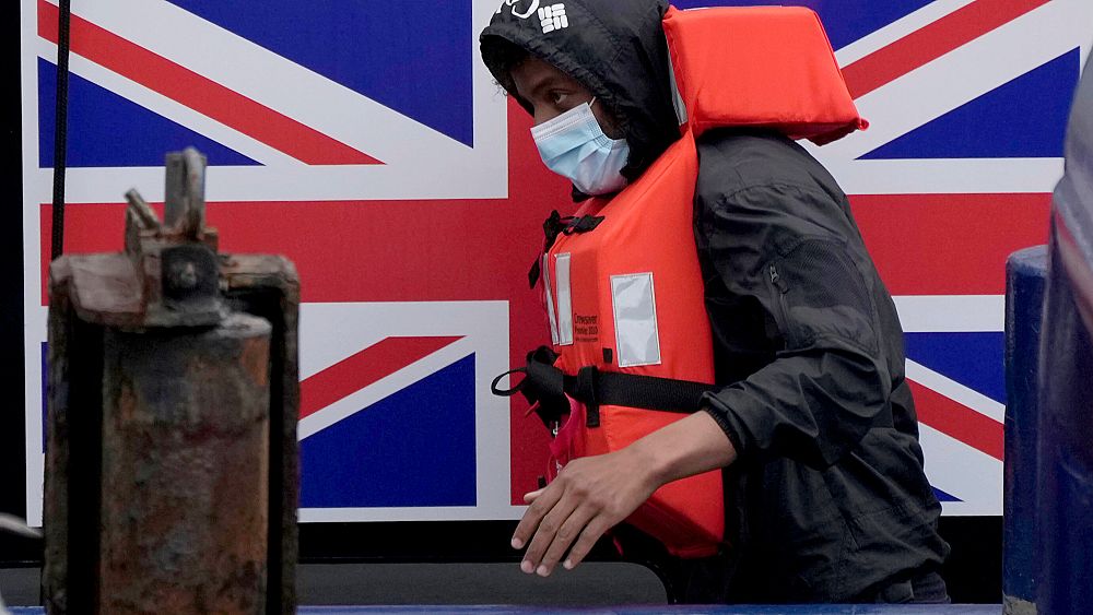 Opération de sauvetage dans la Manche en cours après le chavirement d'un bateau de migrants