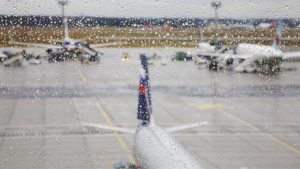 Retards à l'aéroport de Francfort: les passagers sont invités à arriver 2,5 heures plus tôt après que de fortes pluies ont inondé les pistes