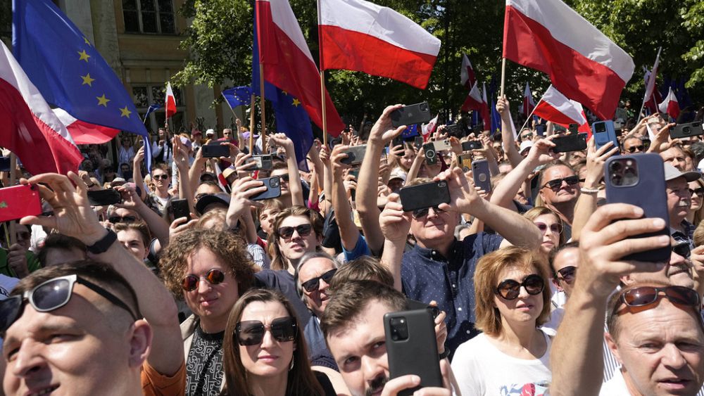 Sous l'ombre de la guerre, la Pologne fixe la date des élections