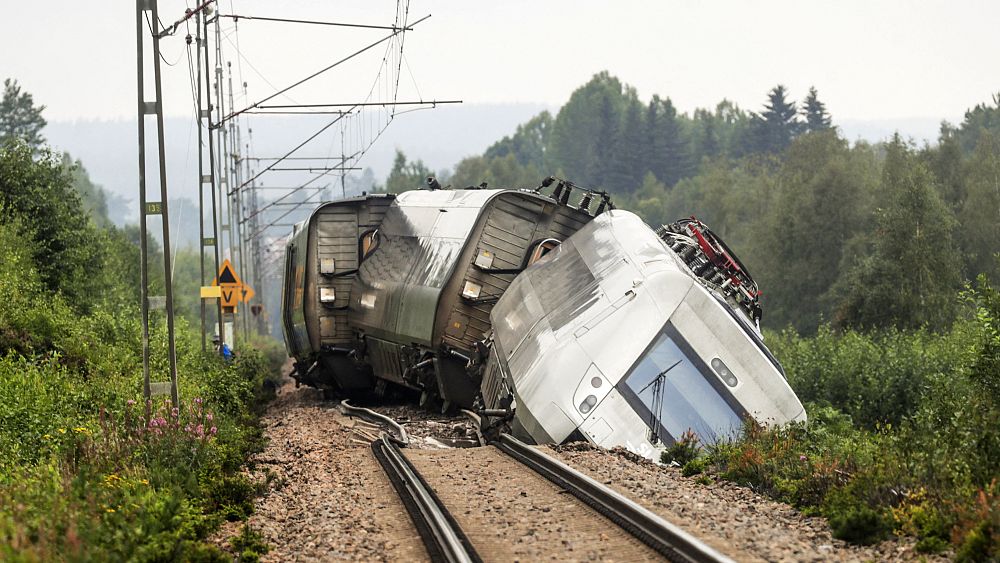 Trois blessés après le déraillement d'un train en Suède alors que les tempêtes font des ravages dans le nord de l'Europe