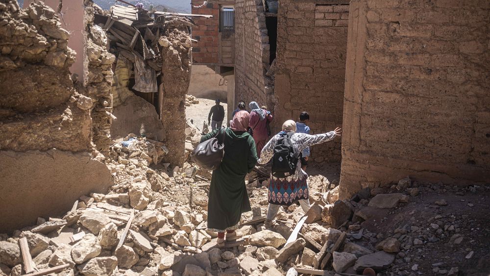 Les Marocains pleurent après le tremblement de terre qui a tué plus de 2 000 personnes et détruit des habitations dans les montagnes