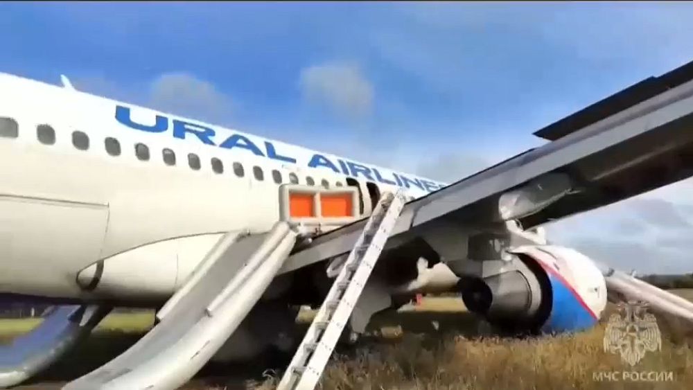 L'Airbus d'Ural Airlines avec 159 passagers à bord atterrit dans un champ en Sibérie