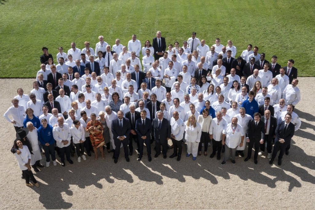 À un moment d'immenses fiertés pour le pays, avec ce soir le coup d'envoi de la Coupe du Monde de rugby, dans 321 jours les Jeux olympiques et paralympiques, nous célébrons la gastronomie française.

À travers elle, la passion, l'engagement et la générosité qui nous rassemblent.