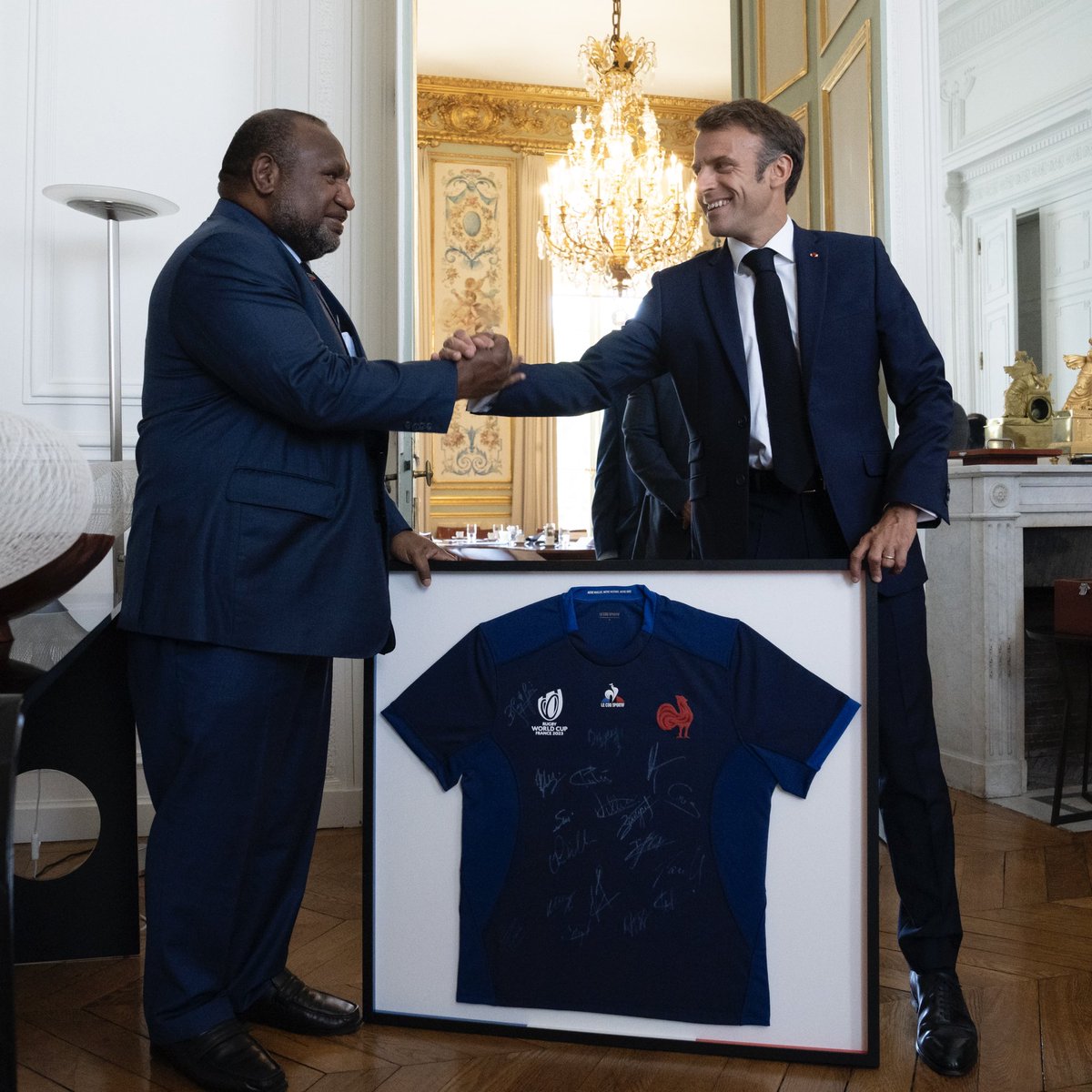 Together with Papua New Guinea, we endorse the Paris Pact for People and Planet. Both our action for forests and our aspiration for a balanced and effective international governance unite us.

Just like rugby!

Welcome to Paris, dear James Marape.