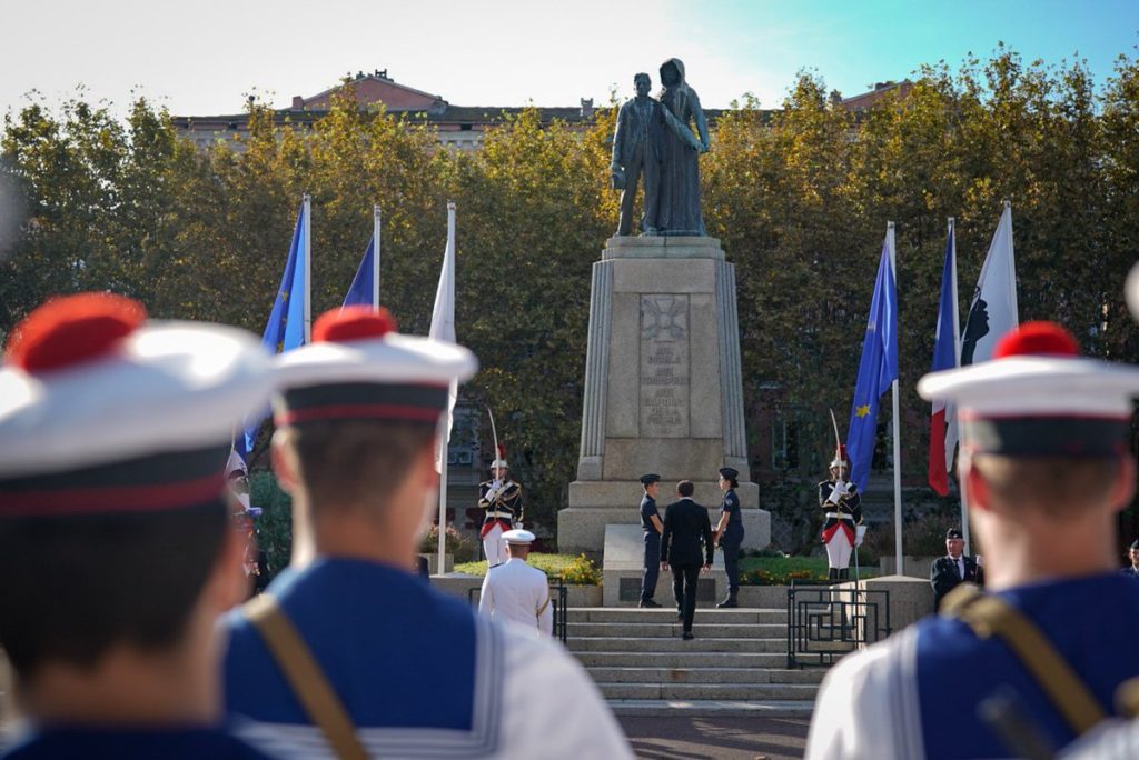 Place Saint-Nicolas de Bastia.

Ici il y a 80 ans, après les efforts des troupes italiennes ralliées au camp des Alliés, entrèrent les troupes marocaines et les patriotes corses qui mirent fin au joug nazi sur la ville et sur toute l’île.

Nous leur rendons hommage.