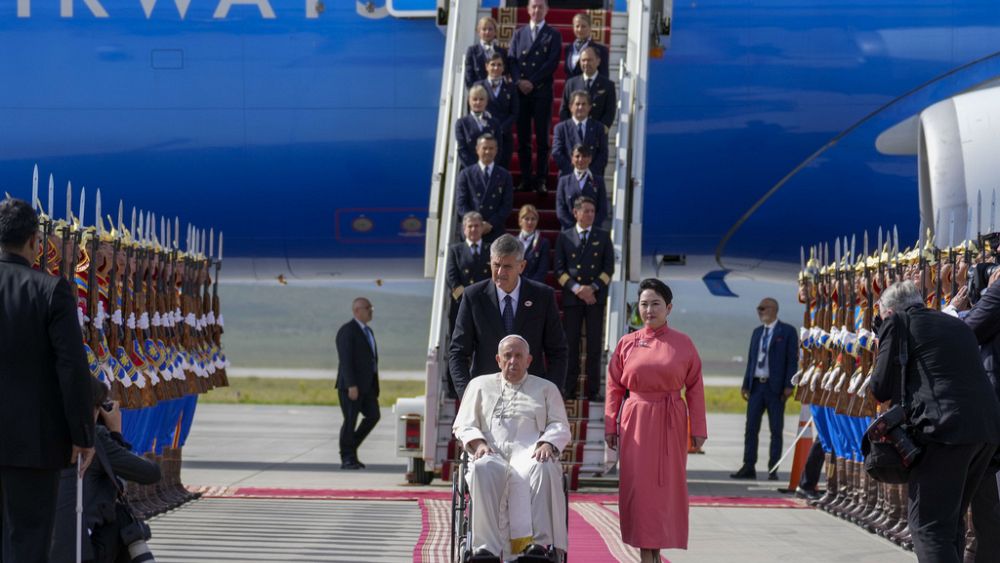 Le pape François atterrit à Oulan-Bator au début de sa visite historique en Mongolie