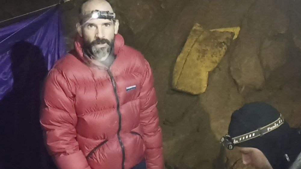Le spéléologue coincé Mark Dickey a été rapproché de la surface par des sauveteurs en Turquie
