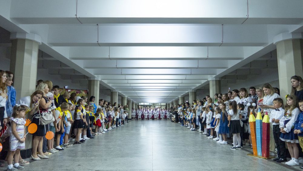 Les enfants ukrainiens retournent à l'école dans une station de métro souterraine