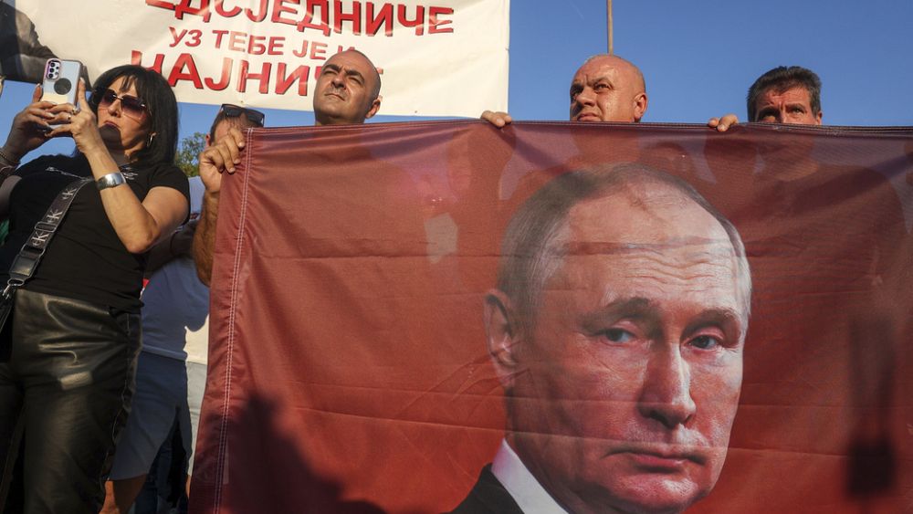 Les partisans du président serbe de Bosnie Milorad Dodik manifestent avec des drapeaux de Poutine