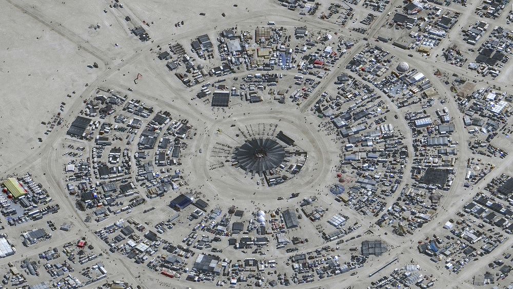 Un mort et des milliers de personnes coincées au milieu de fortes pluies au festival Burning Man