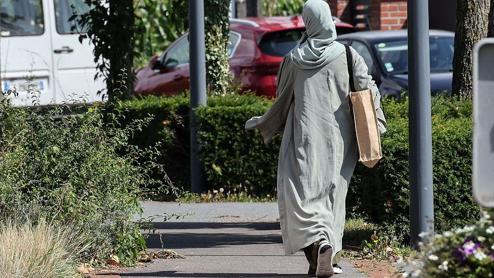 Un tribunal français soutient l'interdiction controversée du gouvernement sur la robe abaya musulmane