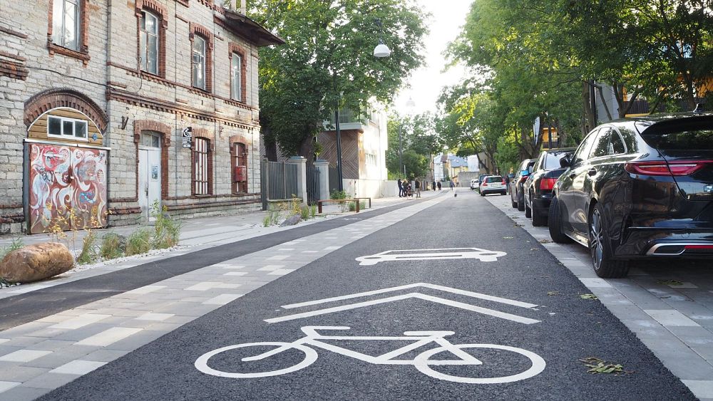 Tallinn : Les voitures étaient un symbole de statut social après l’époque soviétique.  Maintenant, les vélos, les bus et les tramways dépassent