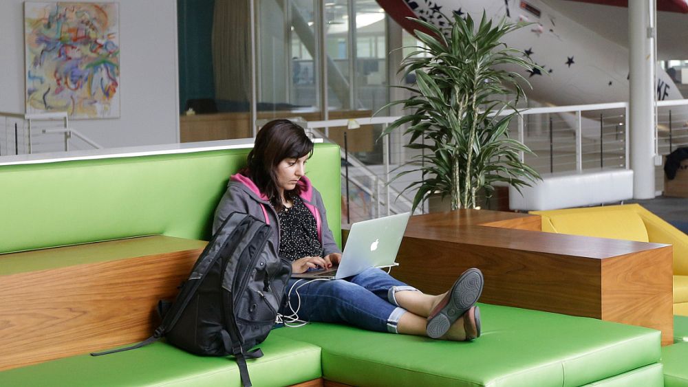 Pauses-café, commérages et cyberloafing : est-il inévitable de s'absenter du travail au bureau ?