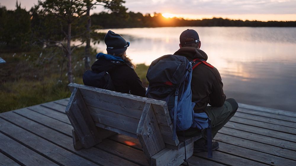 Le lever du soleil nage dans d’anciennes tourbières : comment les Estoniens se déconnectent-ils de leur vie de technophiles ?