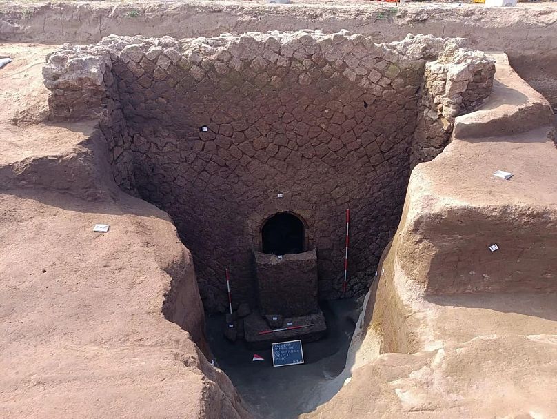 Une photo extérieure de la tombe à chambre récemment découverte près de Naples