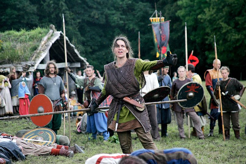 Une servante du bouclier viking revendique la victoire lors d'une exposition de techniques de combat viking au marché viking d'Aarhus, au Danemark, en 2007.